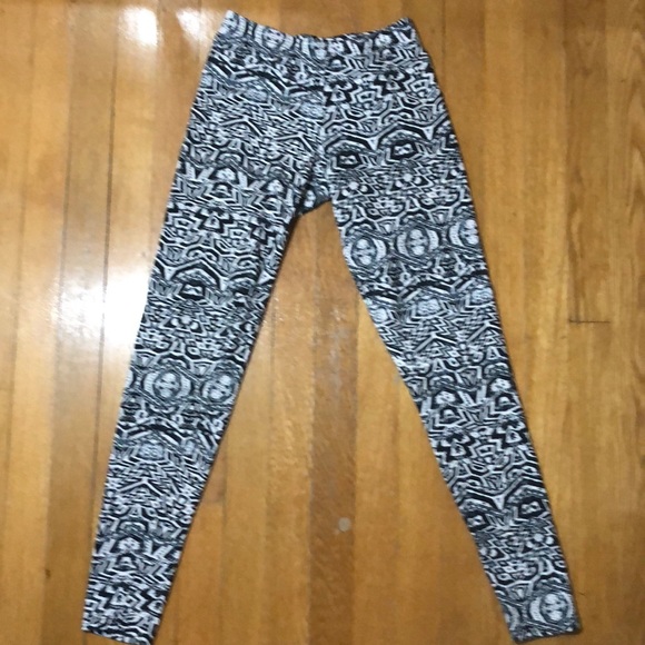 Black and White Patterned Leggings - Picture 5 of 7